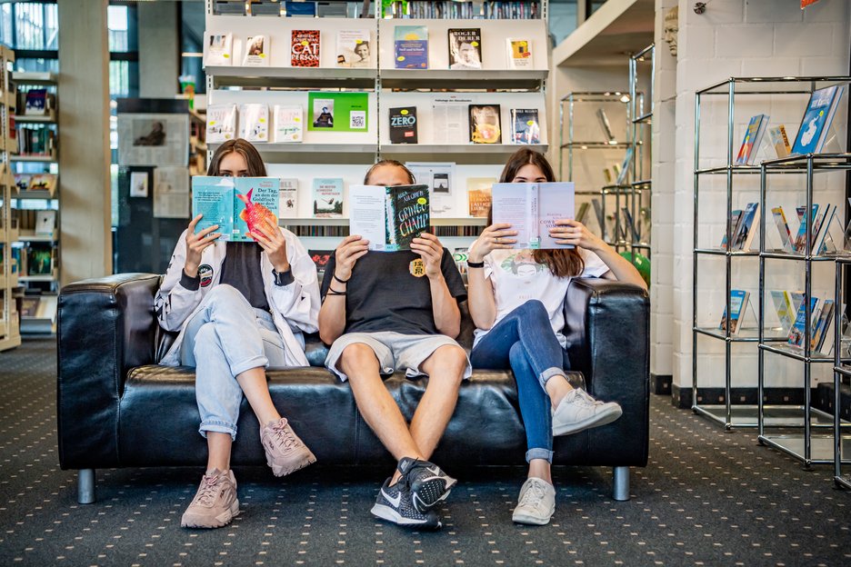 KWI Schülerinnen in der Mediothek KWI Schülerinnen in der Mediothek